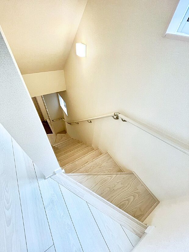 【その他内観】安全性を考慮し階段には手すりを設置しています