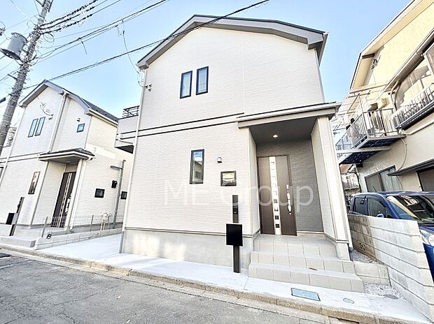 【現地外観写真】暮らしやすさと居心地の良さにこだわったシンプルで飽きのこないデザイン ！