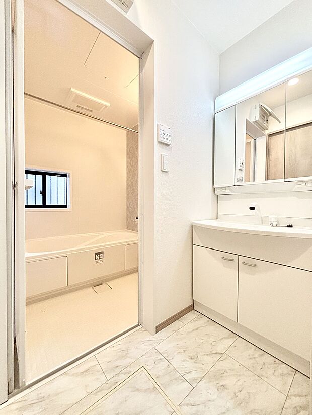 【脱衣場】清潔感のある快適空間です。毎日の身支度も気持ち良くお使い頂けます。 