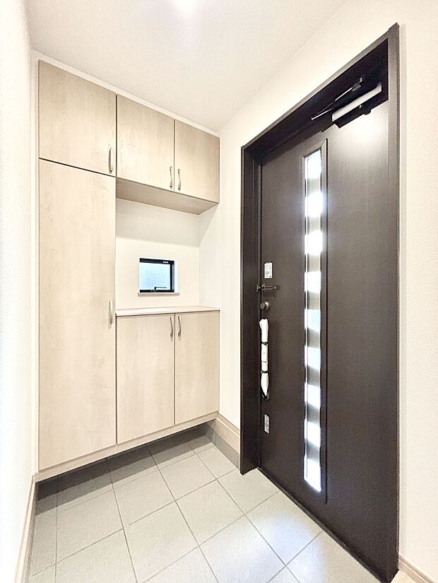 【玄関】明るい玄関はお客様をお出迎えするのにぴったりです！