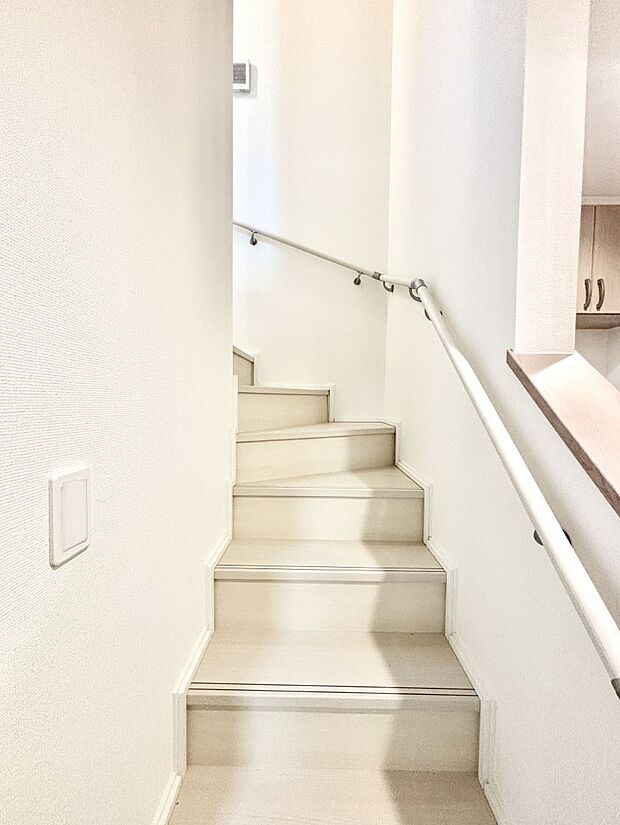 【その他内観】階段は手すり付きなので小さなお子さまやご高齢の方も安心です