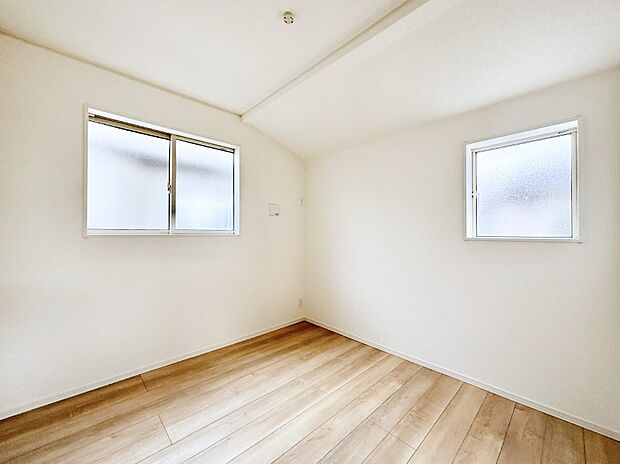 【寝室】２面採光なので、明るく風通しも良く心地良い生活が送れます。