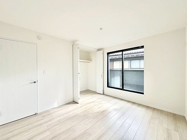 【寝室】使いやすい形でベットや家具の置き方にも困ることもありません。