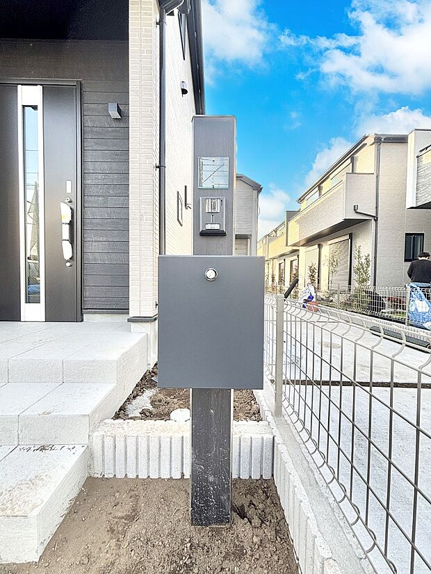 【その他現地】シンプルデザインのポスト。