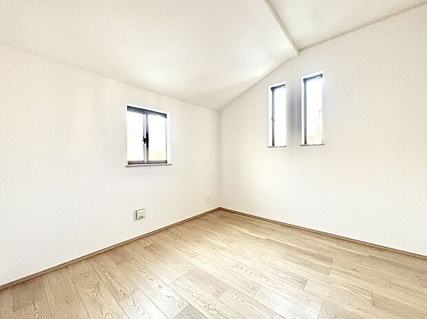 【子供部屋】２面採光で気持ちよく自然光が取り入れられるのでお子様のお部屋にもピッタリ