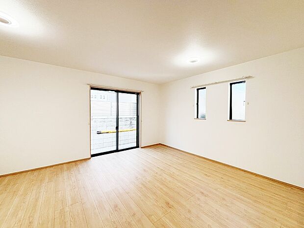 【リビングダイニング】大きな窓からたっぷりの陽光と風を感じられるリビング