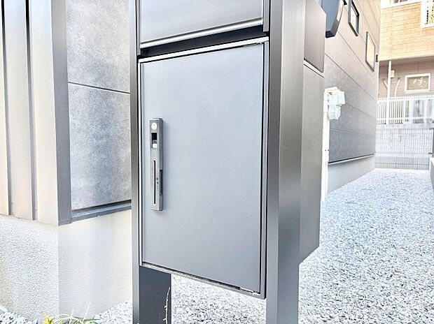 【その他現地】宅配ボックス付きで時間を気にせず宅配物をいつでも安全に受け取れます。 