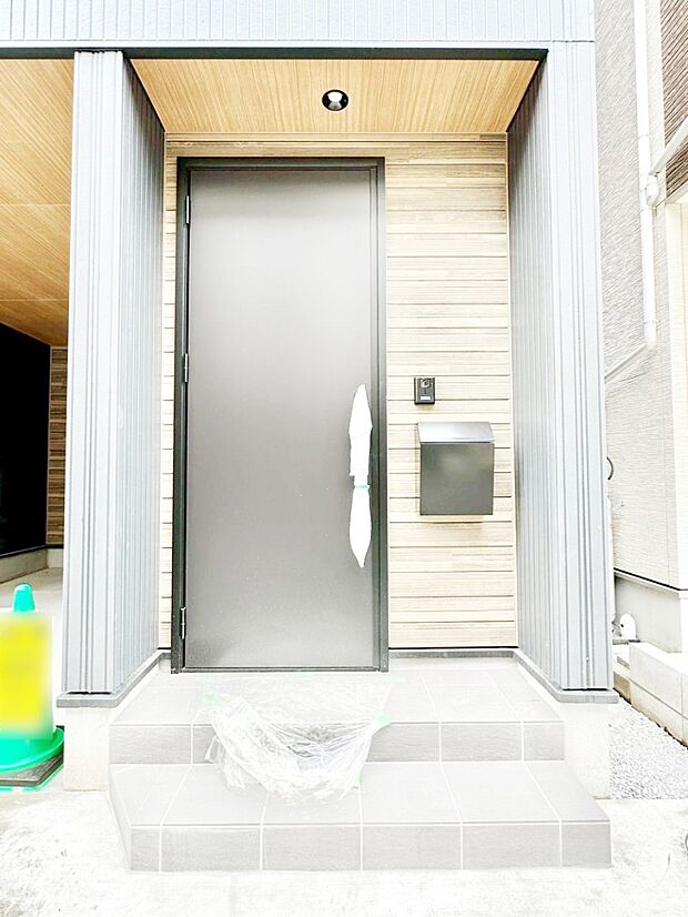 【玄関】玄関前は雨が降っても濡れにくい屋根付き