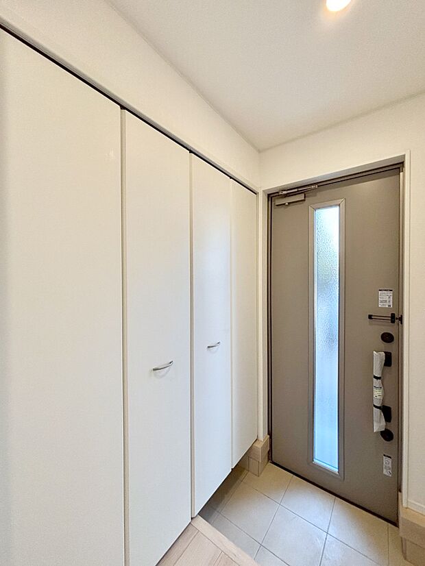 【玄関】明るい玄関はお客様をお出迎えするのにぴったりです！ 