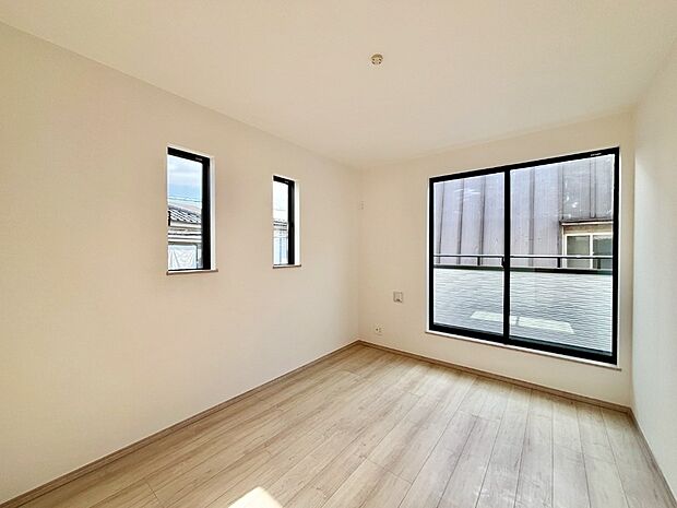 【洋室】バルコニーが開放感をプラスしてくれる洋室  