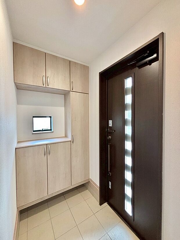 【玄関】飾り棚を利用して、お越しいただくお客様をおもてなしできます。　