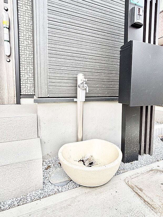 【その他現地】外水栓があると、庭のお手入れやちょっとした手洗い・洗車に便利です！ 