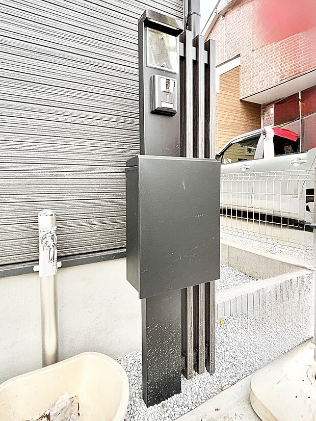 【その他現地】シンプルデザインのポスト。