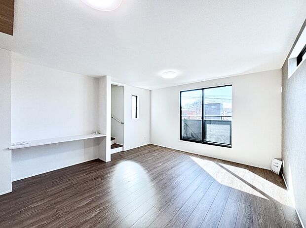 【ダイニング】大きな窓からたっぷりの陽光と風を感じられるリビング  