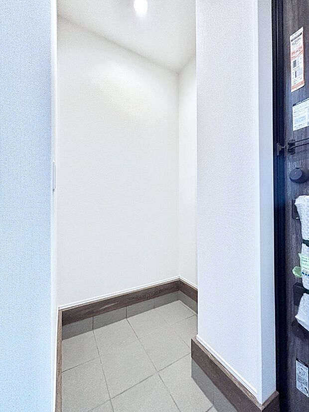 【収納】シューズインクローゼット。雨具やベビーカー・外遊び道具などが置けるので便利ですね。