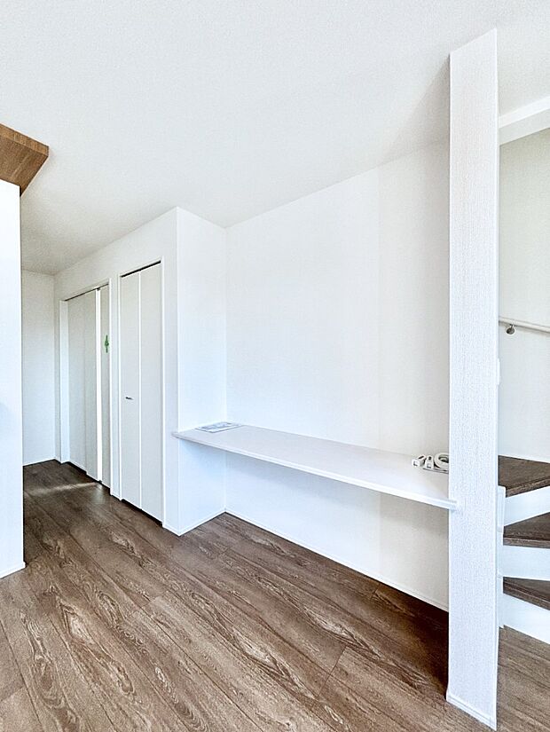 【リビングカウンター】リビングカウンター。お子様の勉強スペースにしたりテレビを置いたりと多彩な使い方ができます。