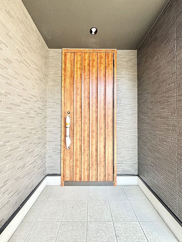 【玄関】住まいの顔を演出する、玄関ドア。 