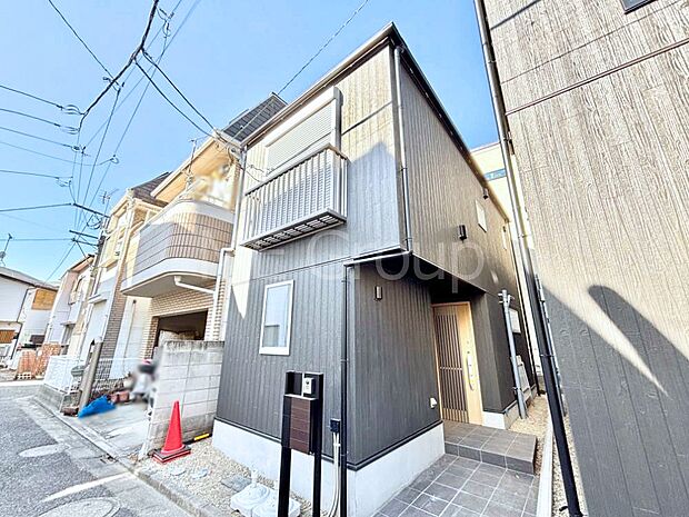 【現地外観写真】シンプルで落ち着きのある建物は住むかたの個性でオリジナルなものになっていきます。 