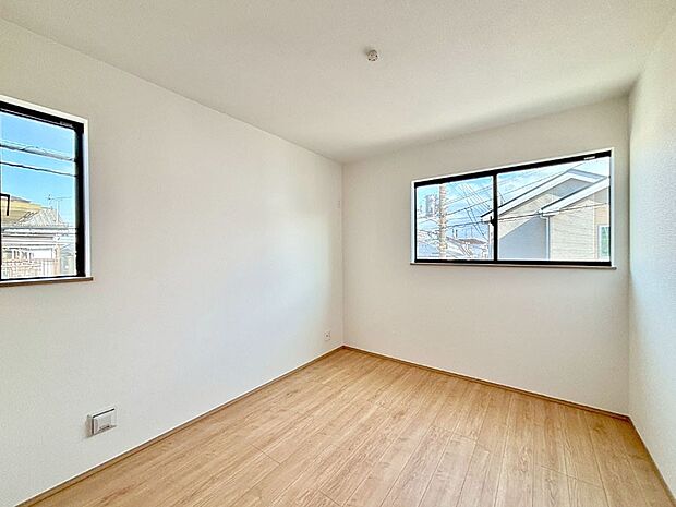 【子供部屋】２面採光で気持ちよく自然光が取り入れられるのでお子様のお部屋にもピッタリ