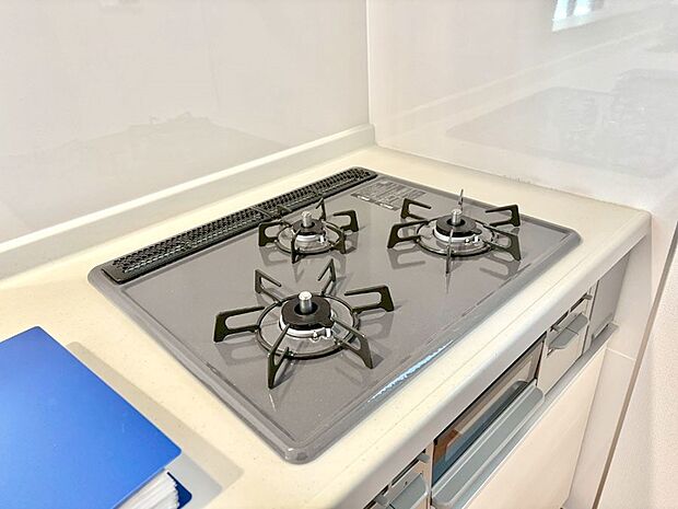 【Ｓｉセンサーコンロ】ガスコンロはＳｉセンサー搭載。火力調節や焦げ付き・消し忘れも防いでくれます。