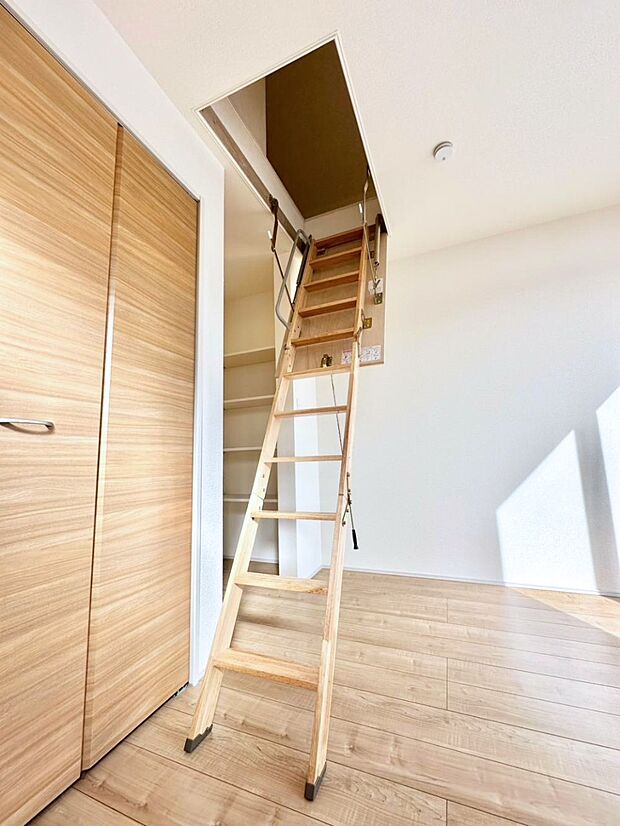【収納】小屋裏収納は、季節のイベント用品や冬物の布団など一時的にしまう場所として便利です。 