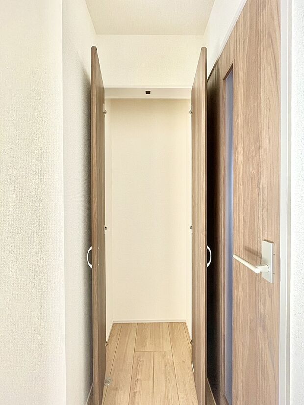 【廊下収納】廊下収納。掃除道具や季節の小物を収納することができます。