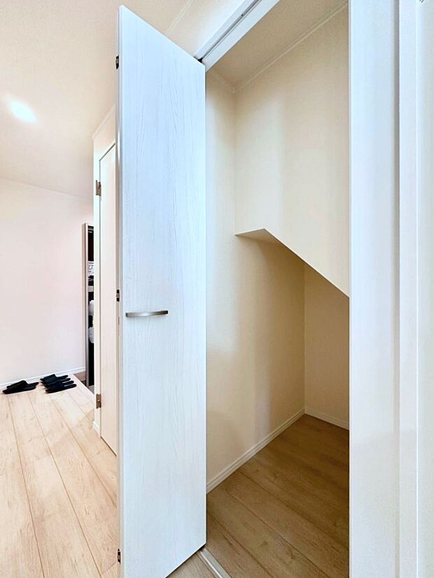 【廊下収納】廊下収納。掃除道具や季節の小物を収納することができます。