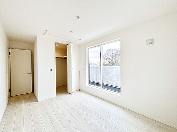【寝室】ウォークインクローゼットがあるお部屋。季節ごとの入れ替えも不要で便利です!