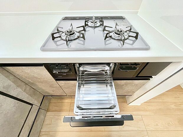 【Siセンサーコンロ】ガスコンロはSiセンサー搭載。火力調節や焦げ付き・消し忘れも防いでくれます。