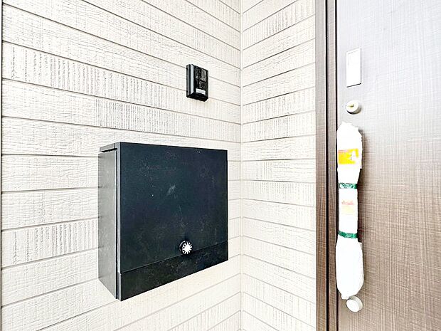 【その他現地】大切な郵便物の盗難を防止してくれるダイヤル錠付きのポスト