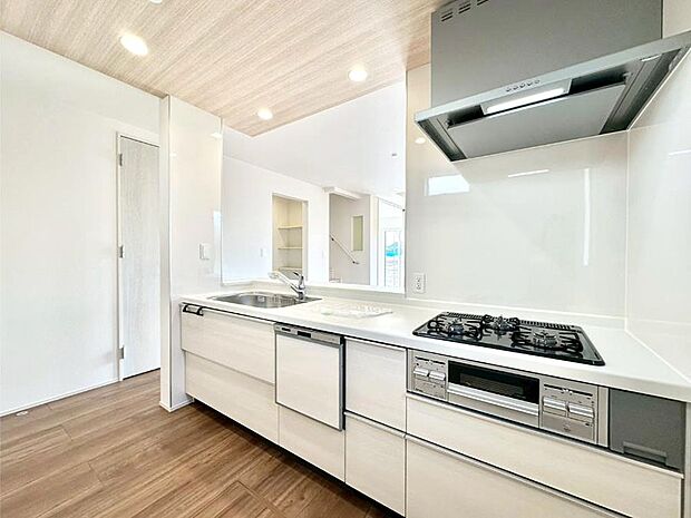 【ダイニングキッチン】料理をしながらでもご家族との会話を楽しめる対面キッチン