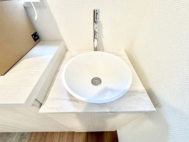 【手洗い器】玄関に手洗い器を設置。帰宅後すぐに手洗い・うがいができますね。  