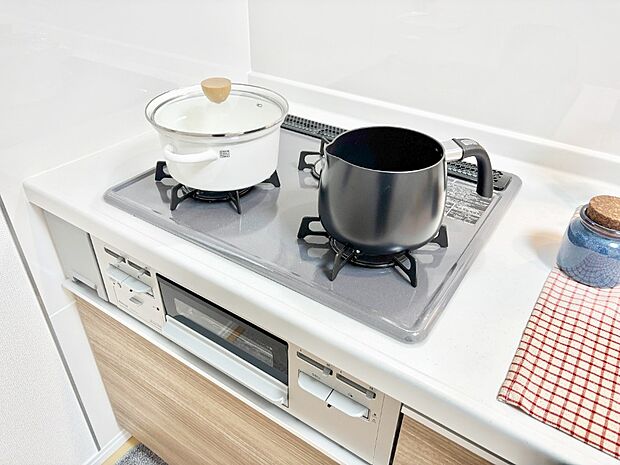 【Siセンサーコンロ】ガスコンロはSiセンサー搭載。火力調節や焦げ付き・消し忘れも防いでくれます。