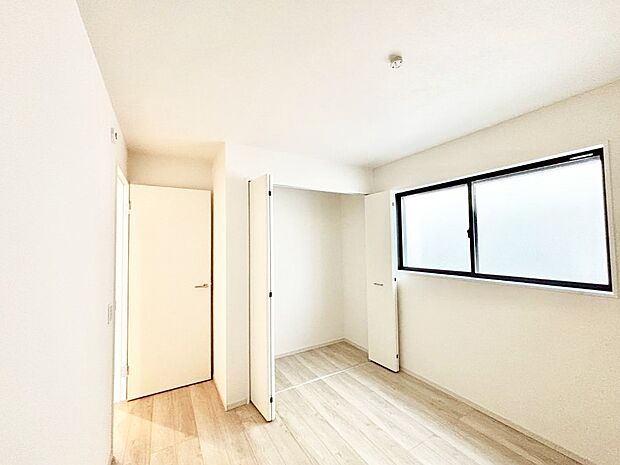 【洋室】やさしい光がさしこむ居室はしっかり収納付き