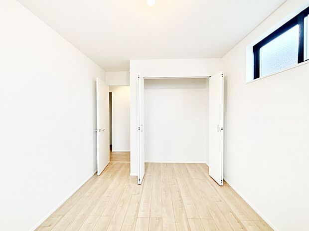 【子供部屋】お子さまのお部屋としても!衣類の整理整頓に便利なクローゼット付きの洋室。