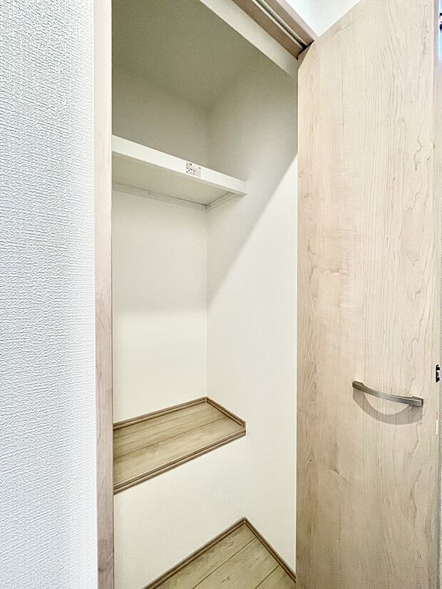 【2階廊下収納】2階廊下収納。日用品のストックなどを収納することができます。  