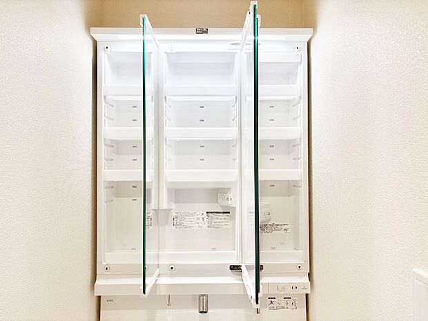 【三面鏡裏収納】三面鏡の裏に、化粧品や衛生用品などを収納可能。洗面台をすっきりと保ちます!