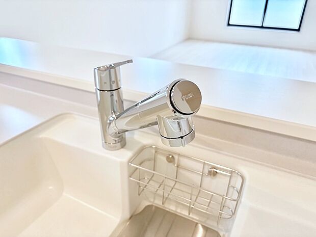 【脱衣場】小窓がついているので湿気の多い場所でも換気が十分行えます。毎日の身支度を気持ち良く！