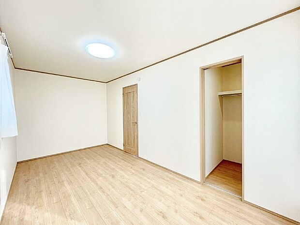 【子供部屋】ウォークインクローゼットがあるお部屋。季節ごとの入れ替えも不要で便利です。