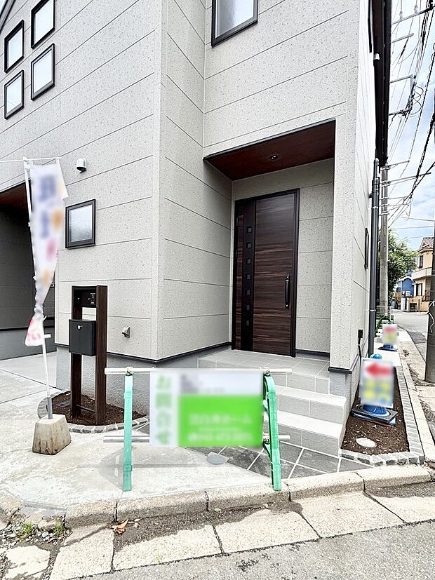 【玄関】玄関まわりにはプランターを並べて季節の花でお客様をおもてなしできます。