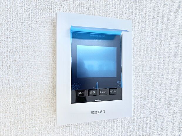 【TVモニター付きインターフォン】訪問者が一目でわかる安心のＴＶモニター付きインターホン。 