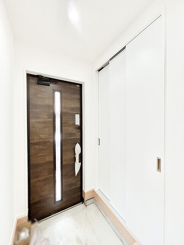 【玄関】ご家族やお客様を気持ちよくお出迎え！明るい陽光が入り込む玄関。