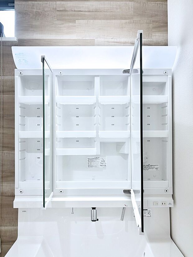【三面鏡裏収納】三面鏡の裏に、化粧品や衛生用品などを収納可能。洗面台をすっきりと保ちます！