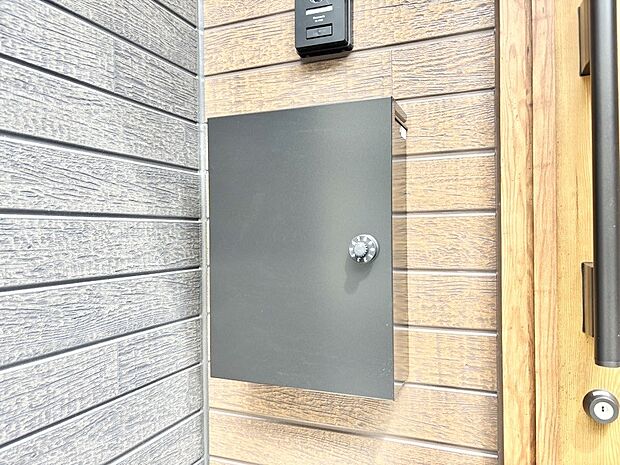 【その他現地】シンプルデザインのポスト。