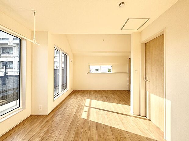 【子供部屋】将来は２部屋にすることもできますね。お年頃になったら夢の個室にチェンジ！