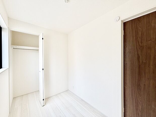 【洋室】爽やかな日差しがお部屋全体を優しく包み込んでくれます