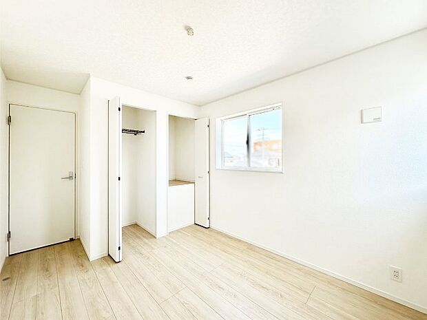 【洋室】やさしい光がさしこむ居室はしっかり収納付き