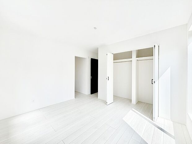 【洋室】プライベート時間充実！お部屋を広く使えるクローゼット付きのお部屋です。