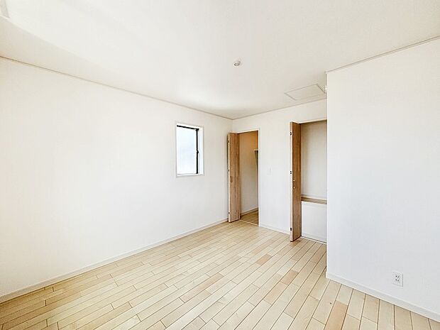 【洋室】ウォークインクローゼットがあるお部屋!季節ごとの入れ替えも不要で便利です。