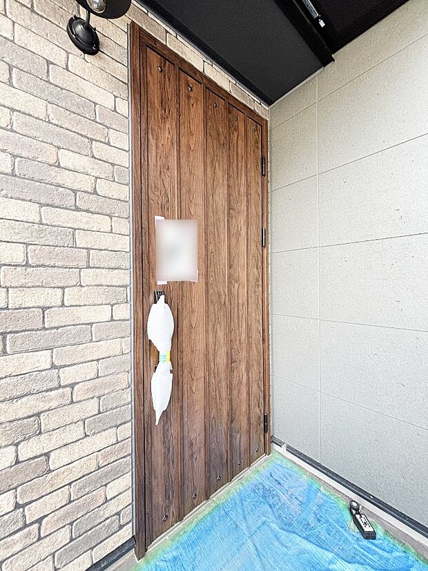 【玄関】「無料オンライン相談」受付中!玄関前は雨が降っても濡れにくい屋根付き